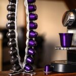 Eine weiße Nespresso-Maschine mit Milchbehälter, die eine Tasse Kaffee mit feinem Milchschaum zubereitet – ideal für bewussten Genuss.