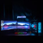 Ein moderner Ninja Dual Zone DZ300EU Heißluftfritteuse auf einer Küchentheke, umgeben von frischem Gemüse und Kräutern, bereit für die Zubereitung fettarmer Mahlzeiten.