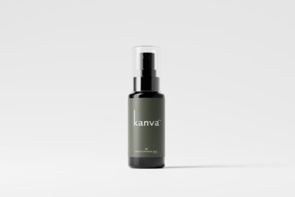 Vitamin-D3-K2-Sprayflasche neben Kapseln, Aufnahme-Vergleich grafisch dargestellt.